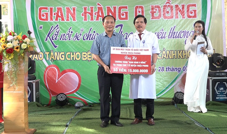 Ủy ban MTTQ Việt Nam huyện Triệu Phong ủng hộ cho chương trình gian hàng 0 đồng của Trung tâm Y tế huyện Triệu Phong - Ảnh: Cảnh Thu