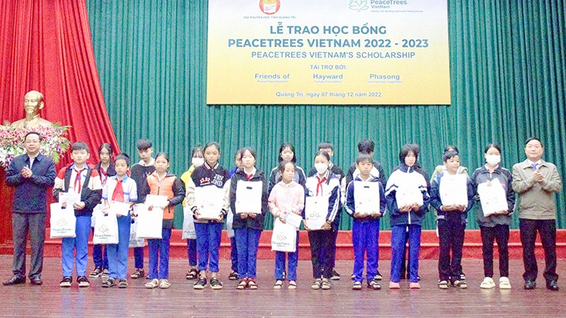 Trao học bổng PEACETREES VIETNAM cho học sinh nghèo hiếu học - Ảnh: N.B