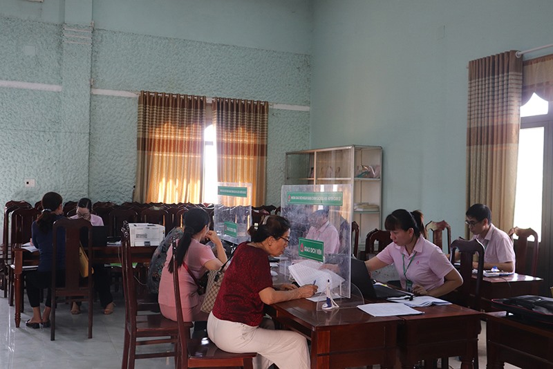 Người dân thực hiện giao dịch tại Ngân hàng CSXH huyện Cam Lộ -Ảnh: T.P