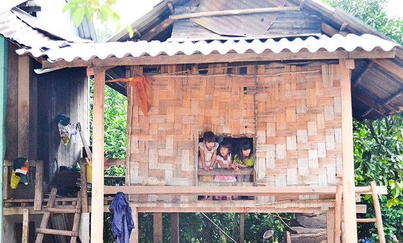 Nhiều nhà dân ở địa bàn xã A Vao, huyện Đakrông vẫn đang trong tình trạng nhà ở tạm bợ -Ảnh: BẢO BÌNH