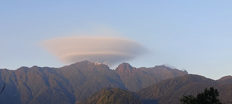 “Mũ mây” từng xuất hiện ở núi Bà Đen, Tây Ninh trước đó khiến nhiều người thích thú.