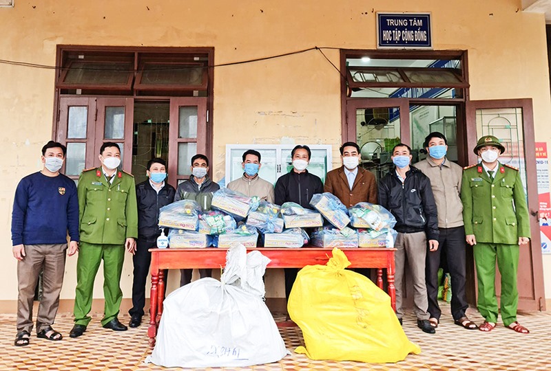 Lực lượng Công an xã Vĩnh Thái cùng với chính quyền địa phương tiếp nhận hỗ trợ cho người dân trong mùa dịch -Ảnh: CAX Vĩnh Thái