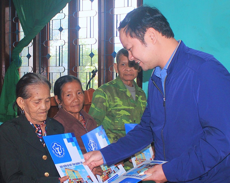 Chủ tịch CĐCS, Phó Giám đốc BHXH tỉnh Đào Công Tuấn trao quà cho người dân có hoàn cảnh khó khăn ở xã Tà Rụt, huyện Đakrông -Ảnh: T.L