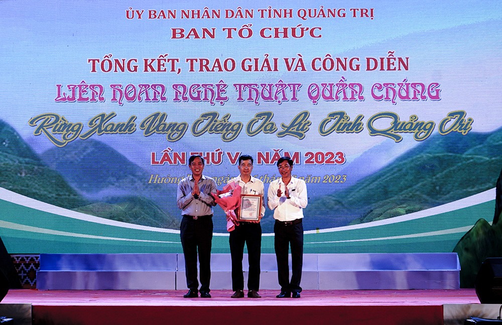 Phó Bí thư thường trực Tỉnh ủy Nguyễn Đăng Quang và Giám đốc sở VH-TT&DL Lê Minh Tuấn trao tặng giải xuất sắc cho chương trình của đoàn huyện Triệu Phong