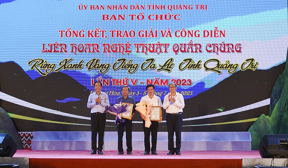 Phó Chủ tịch UBND tỉnh Quảng Trị Hoàng Nam và Trưởng ban giám khảo Nguyễn Huy Hùng trao tặng giải A cho các đoàn