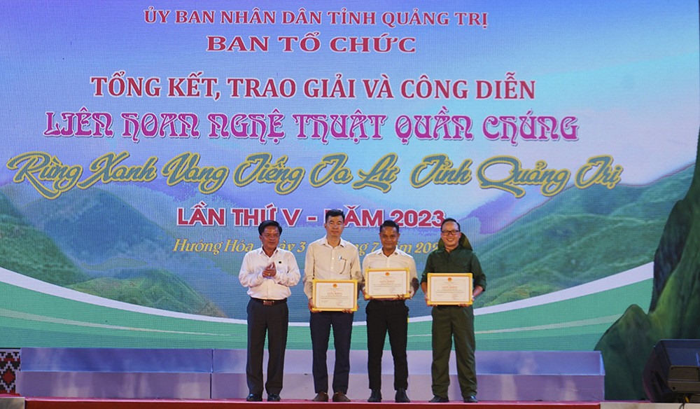 Huyện Hướng hóa trao thưởng cho 3 tiết mục xuất sắc chủ đề Khe Sanh