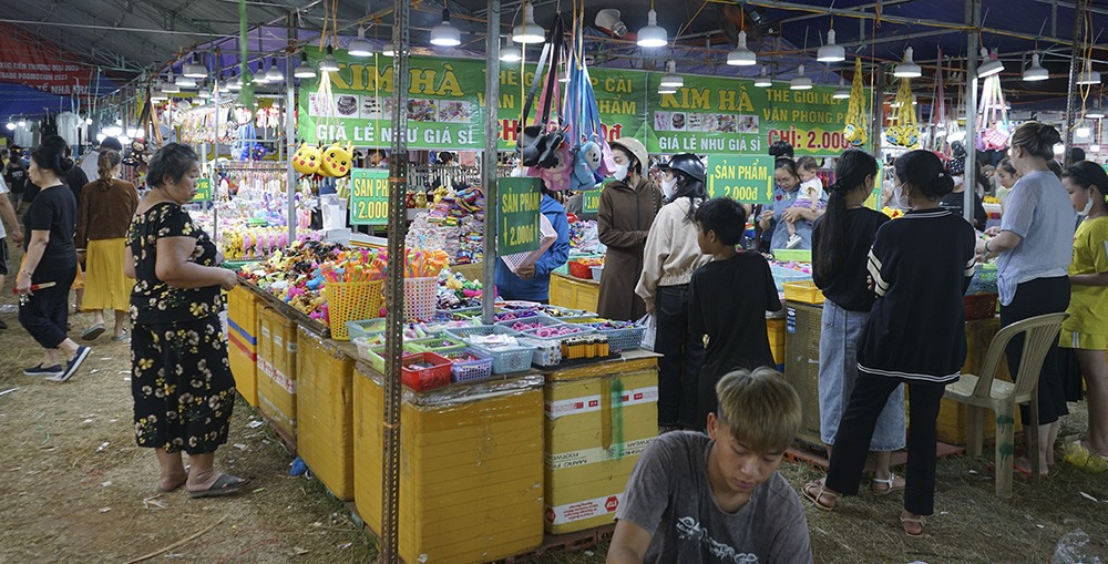 Hội chợ thương mại thu hút đông đảo người tham quan mua sắm