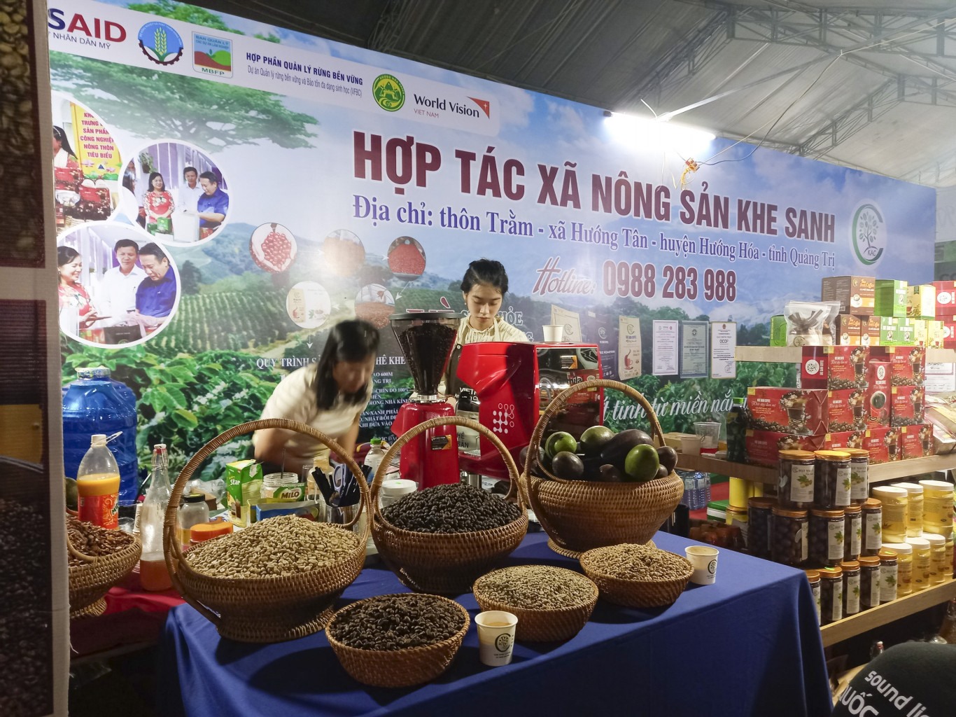 Hội chợ cũng là dịp để quảng bá các sản phẩm địa phương miền Tây Quảng Trị