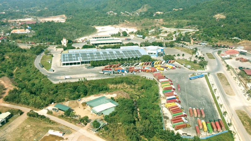 Các phương tiện vận tải hàng hóa tập trung chờ thông quan tại Cửa khẩu quốc tế Lao Bảo -Ảnh: N.T.H
