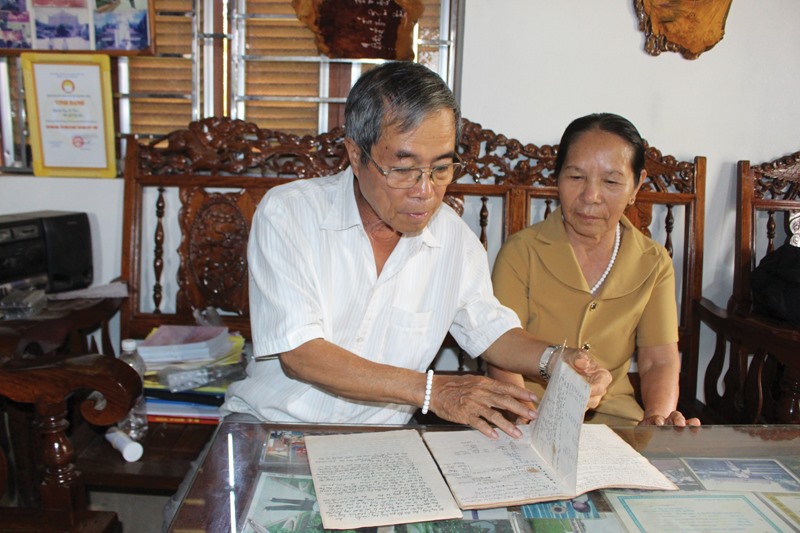 Vợ chồng ông Võ Tam, xã Tân Long ôn lại ký ức những ngày di dân lên vùng kinh tế mới - Ảnh: T.T