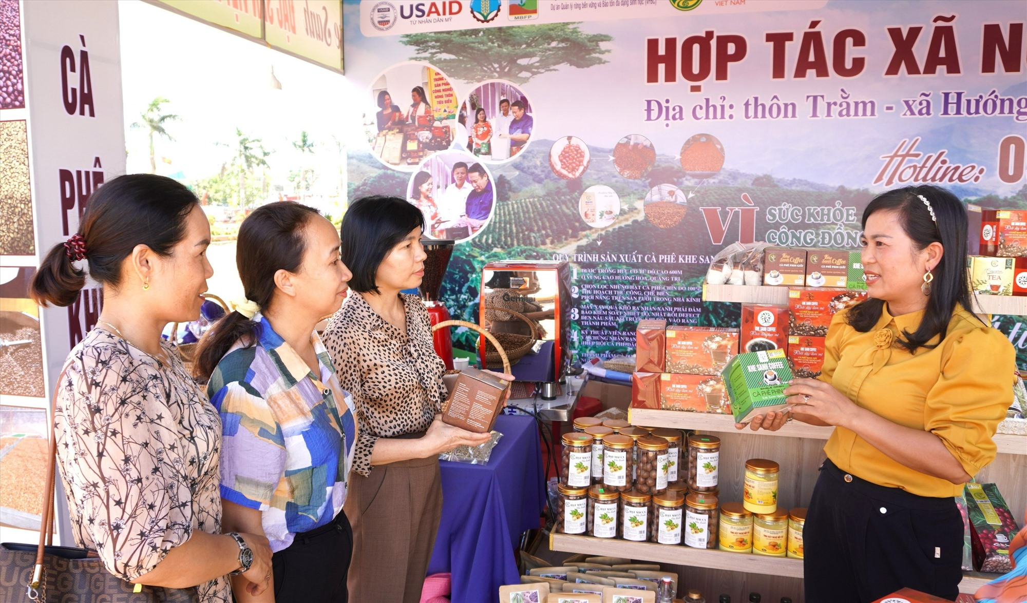 Các đại biểu tìm hiểu các sản phẩm cà phê Arabica Hướng Hóa tại Hội chợ thương mại huyện Hướng Hóa năm 2023 - Ảnh: Lê Trường
