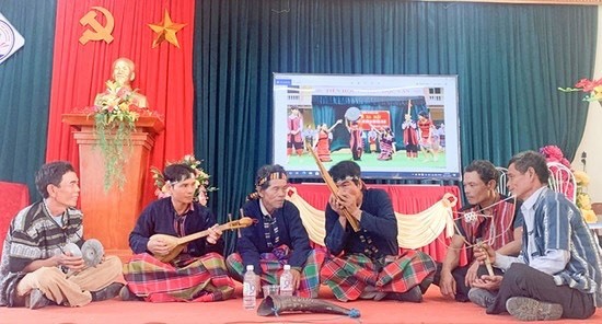 Nghệ nhân người Vân Kiều, Pa Kô ở Hướng Hóa tham gia các lớp truyền dạy cách sử dụng nhạc cụ truyền thống - Ảnh: K.S