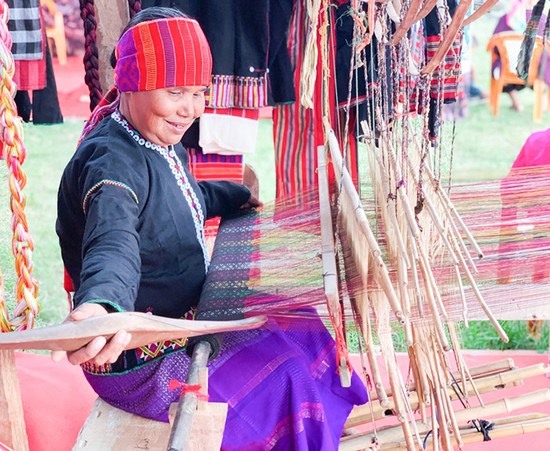 Chị Khay trình diễn nghề dệt thổ cẩm tại Hội chợ Thương mại huyện Hướng Hóa năm 2023 - Ảnh: M.L