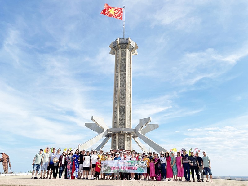 Du khách chụp hình lưu niệm tại cột cờ Tổ quốc trên đảo Cồn Cỏ-Ảnh: TÚ LINH