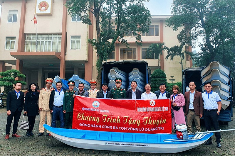 Cán bộ, hội viên Hội Doanh nhân trẻ tỉnh trao tặng thuyền cho các địa phương vùng lũ ở Quảng Trị - Ảnh: Q.H