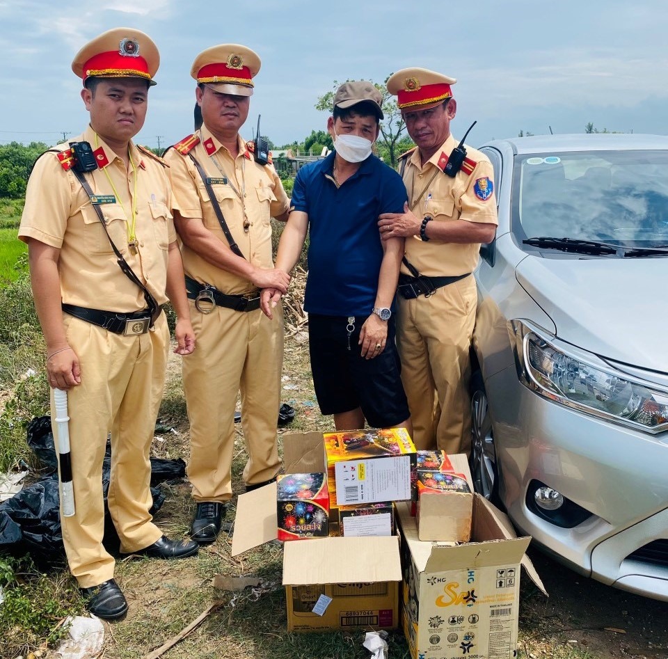 Lực lượng CSGT phát hiện đối tượng Nguyễn Văn Thành đang nhận 14 hộp pháo lậu - Ảnh: CSGT