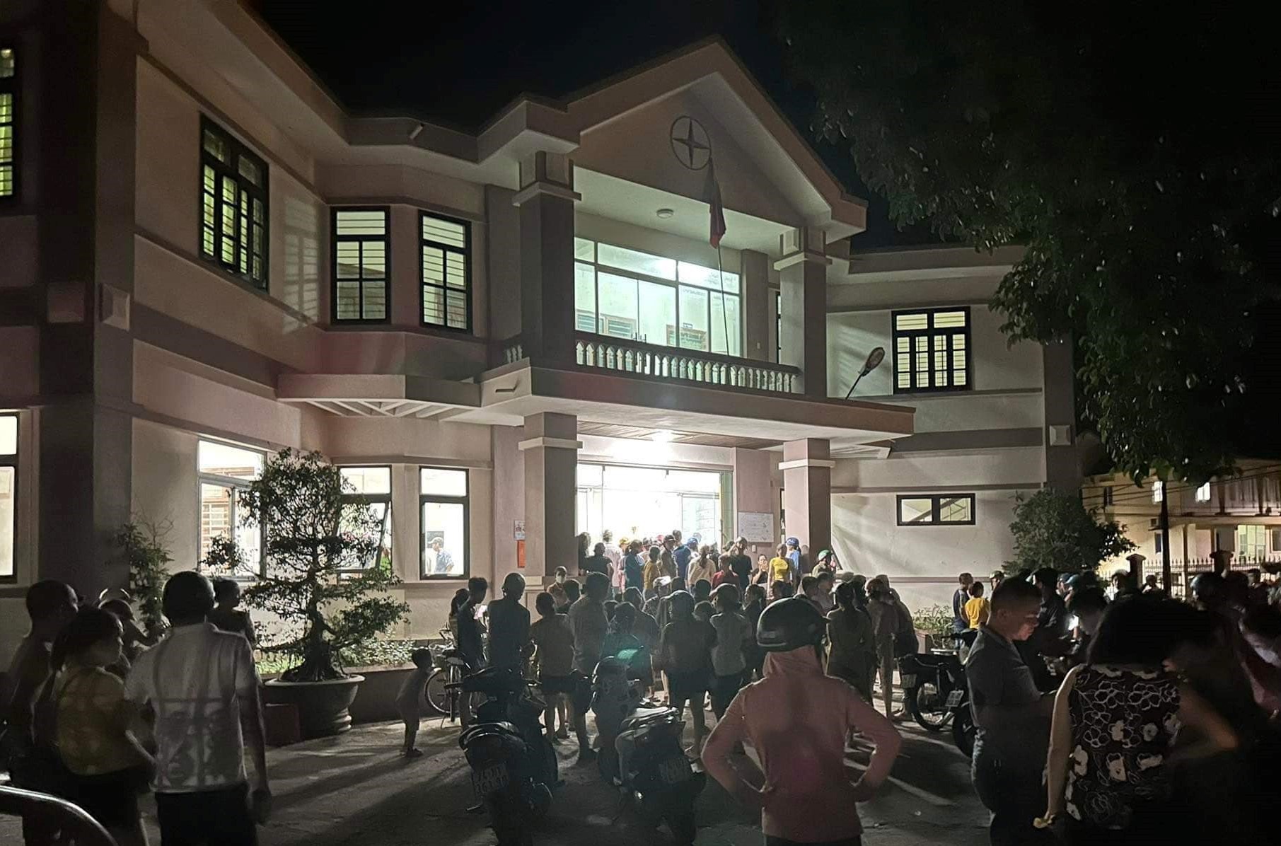 Nhiều người dân tìm đến trụ sở Đội Quản lý điện Lao Bảo vào tối 9/8 yêu cầu làm rõ sự việc - Ảnh: MXH