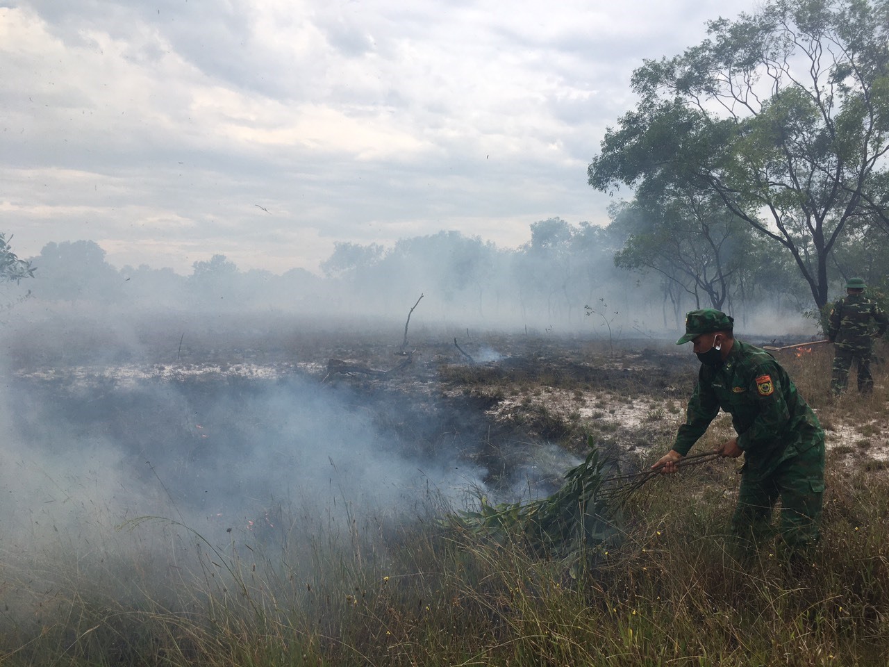 Cán bộ,chiến sĩ tham gia phòng chống cháy rừng