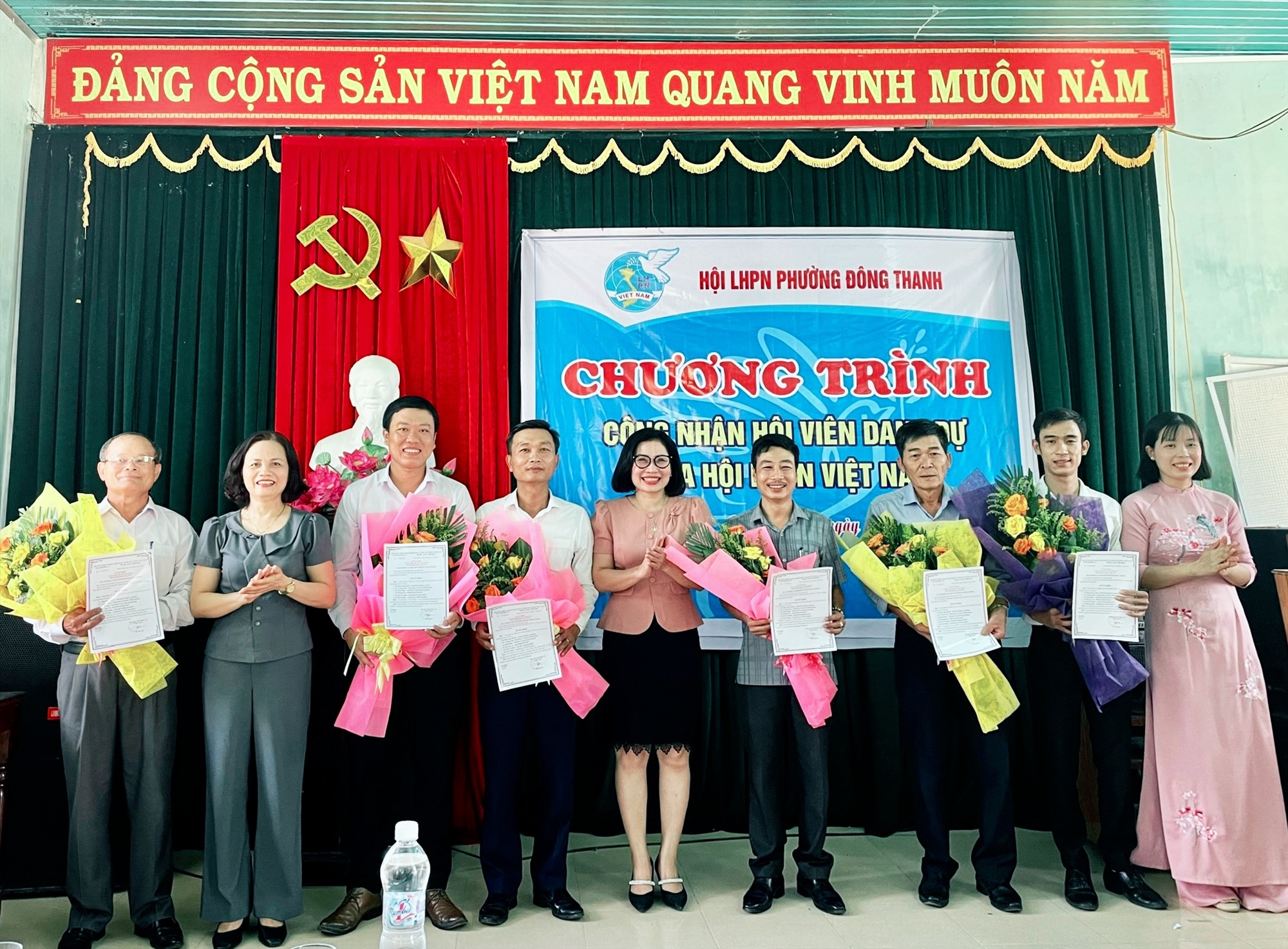Trao quyết định công nhận hội viên danh dự của Hội LHPN Việt Nam cho cán bộ phường, khu phố ở phường Đông Thanh - Ảnh: Q.H