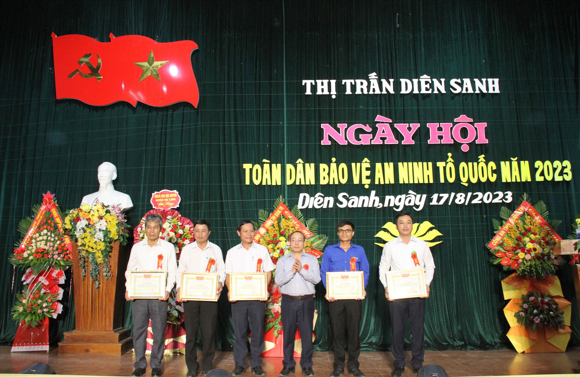 Lãnh đạo huyện Hải Lăng tặng giấy khen cho các tập thể - Ảnh: MĐ