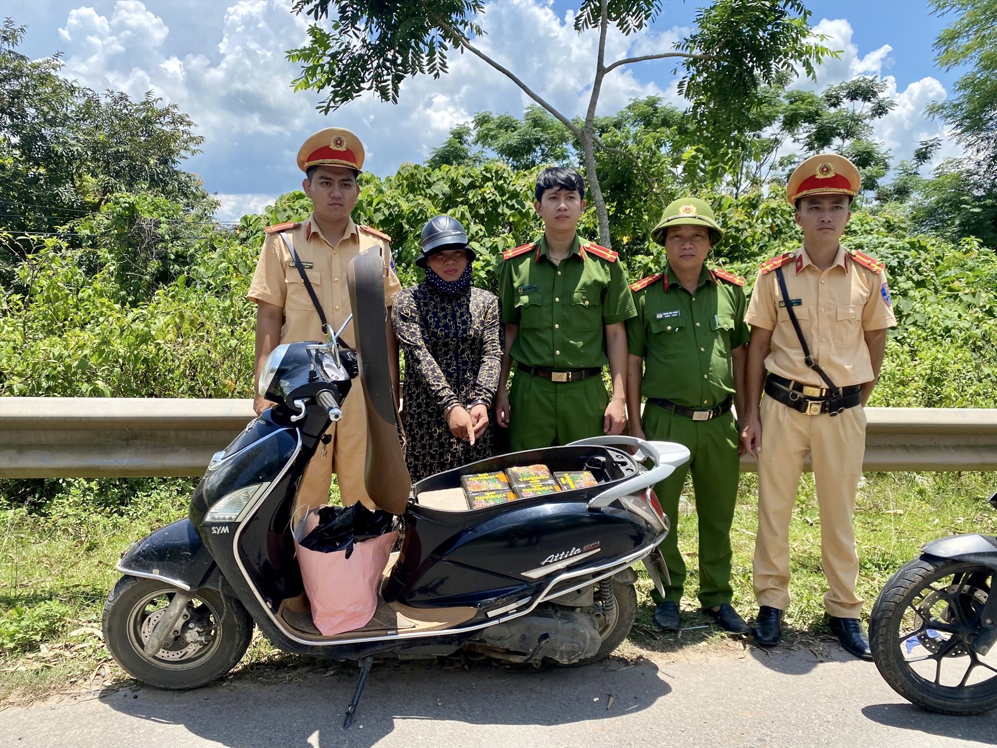 Đối tượng Nguyễn Thị Thanh cùng tang vật - Ảnh: Công Sang