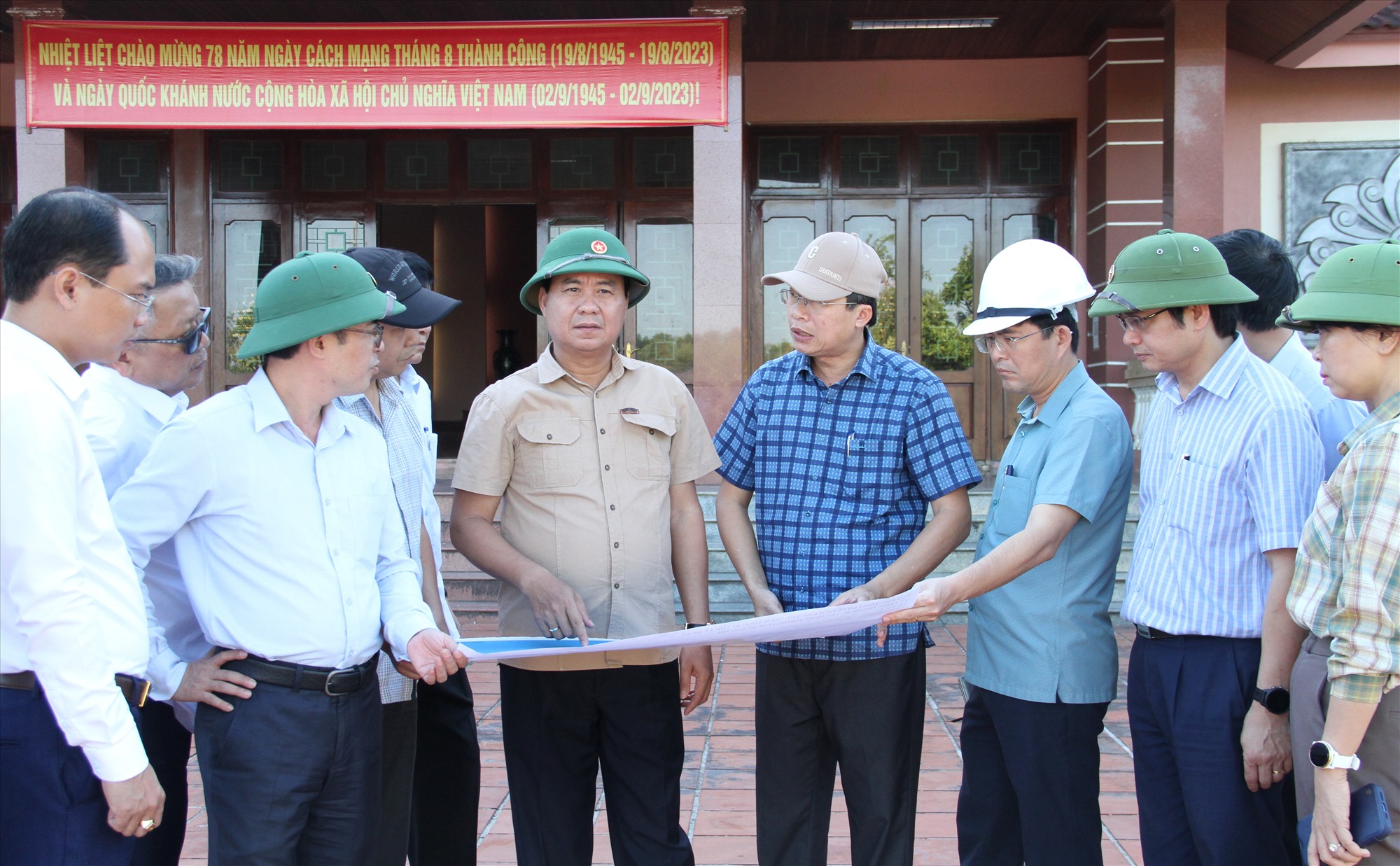 Chủ tịch UBND tỉnh Võ Văn Hưng kiểm tra tiến độ thực hiện Dự án thành phần 1, Khu lưu niệm Tổng Bí thư Lê Duẩn - Ảnh: MĐ