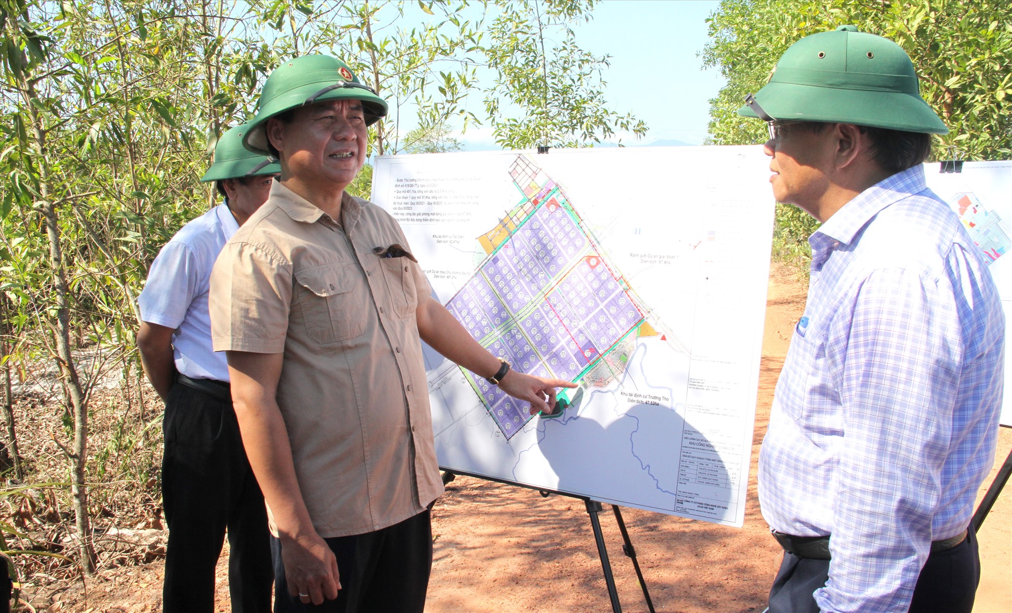 Chủ tịch UBND tỉnh Võ Văn Hưng kiểm tra tiến độ thực hiện Dự án Khu Công nghiệp Quảng Trị tại huyện Hải Lăng - Ảnh: MĐ