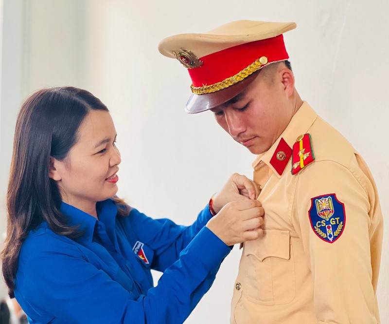Bí thư Tỉnh đoàn Quảng Trị Trần Thị Thu trao tặng Huy hiệu Tuổi trẻ dũng cảm cho Thượng úy Nguyễn Văn Thuận -Ảnh: T.B