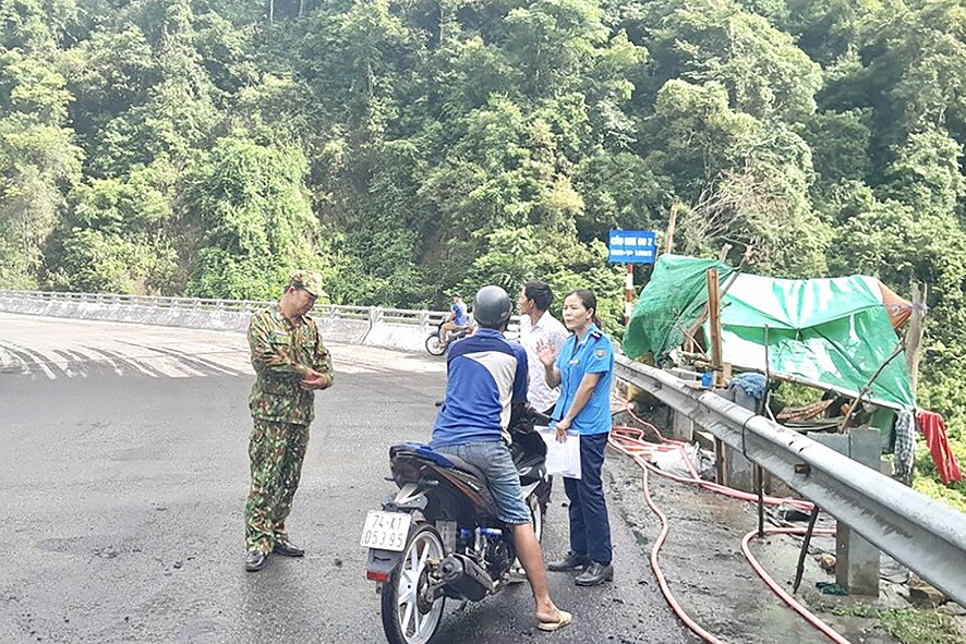 Lực lượng chức năng tuyên truyền, vận động người dân dừng tiếp nước mui tự phát- Ảnh: L.H