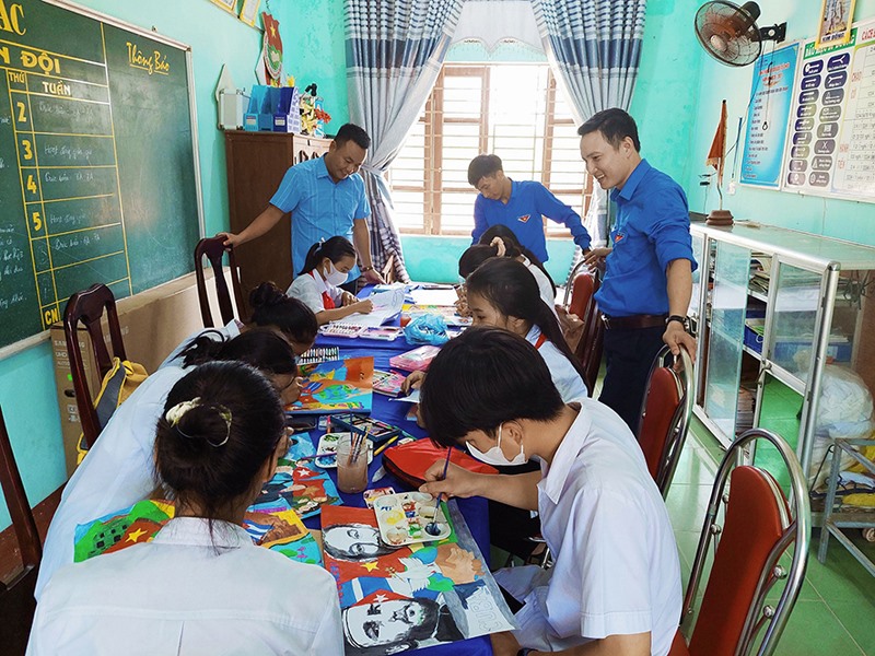 Thiếu nhi huyện Hải Lăng tham gia cuộc thi vẽ tranh “Thiếu nhi Việt Nam - Cuba thắm tình đoàn kết” -Ảnh: Q.Đ