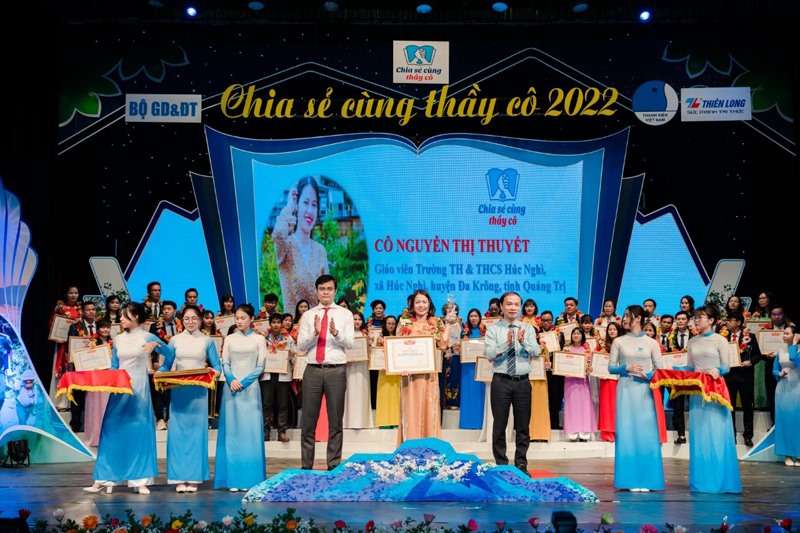 Cô Nguyễn Thị Thuyết được vinh danh tại chương trình “Chia sẻ cùng thầy cô” - Ảnh: NVCC