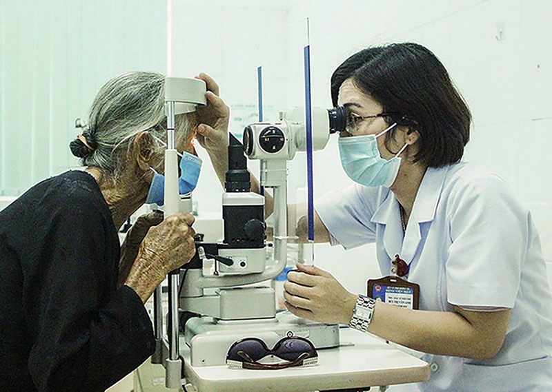 Bác sĩ của Bệnh viện Mắt Quảng Trị khám mắt cho bệnh nhân -Ảnh: C.T