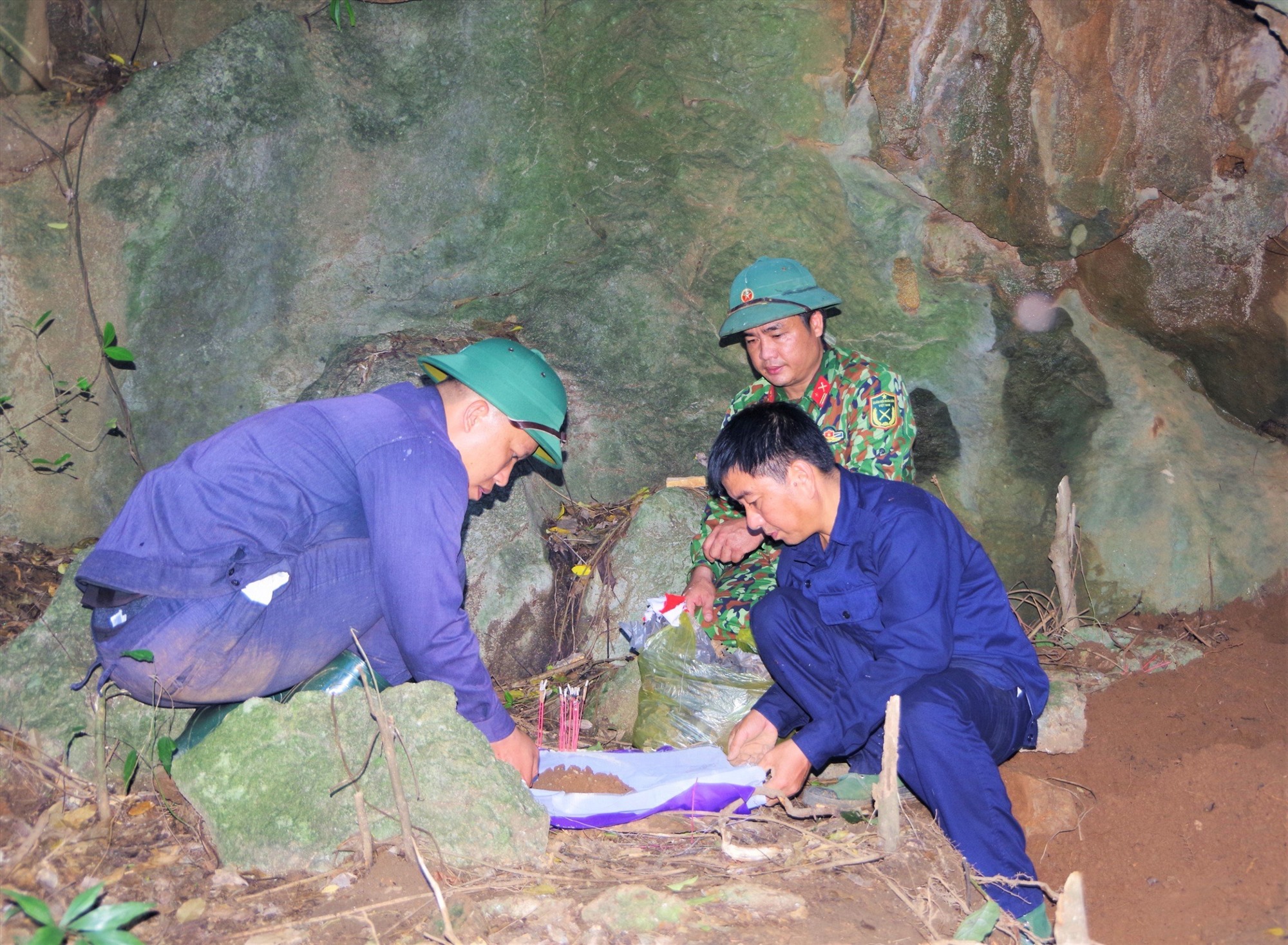 Đội Quy tập hài cốt liệt sĩ Đoàn Kinh tế - Quốc phòng 337 tìm thấy nhiều hài cốt liệt sĩ trong hang đá ở xã Hướng Lập, huyện Hướng Hóa - Ảnh: Đoàn KT-QP 337