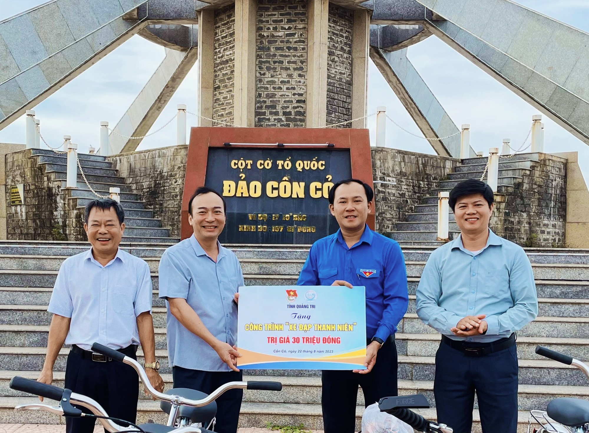 Phó Bí thư Tỉnh đoàn Phạm Xuân Khánh và đại diện lãnh đạo Sở GD&ĐT trao tặng công trình “Xe đạp thanh niên” cho lãnh đạo huyện đảo Cồn Cỏ - Ảnh: T.L