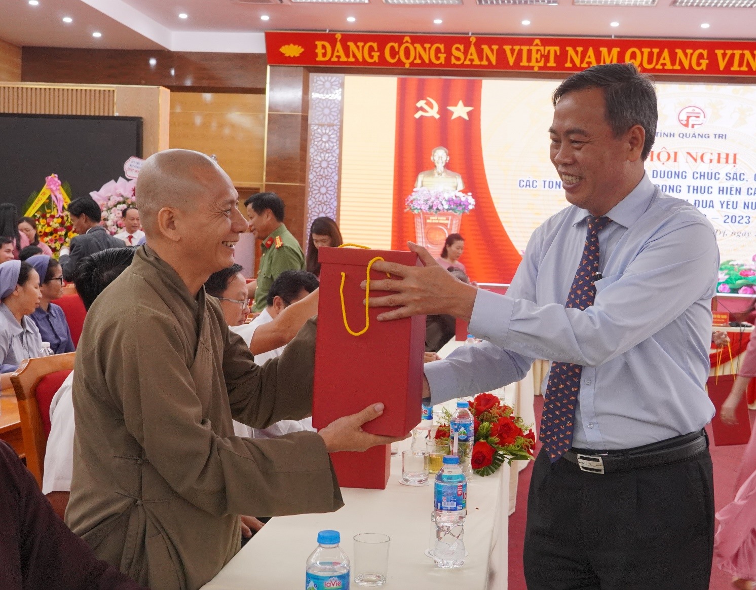 Phó Bí thư Thường trực Tỉnh ủy, Chủ tịch HĐND tỉnh Nguyễn Đăng Quang tặng quà cho các chức sắc, chức việc -Ảnh: Hồng Hà
