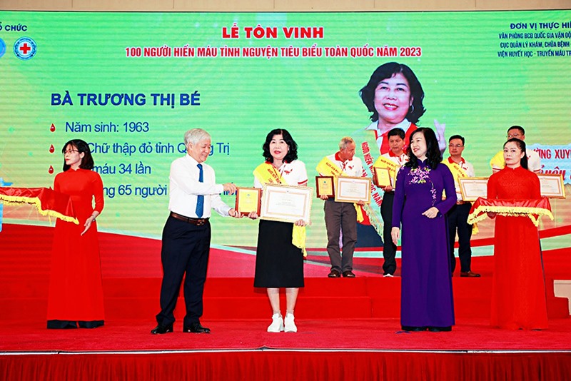 Chị Trương Thị Bé tại lễ tôn vinh 100 người hiến máu tình nguyện tiêu biểu toàn quốc - Ảnh: NVCC