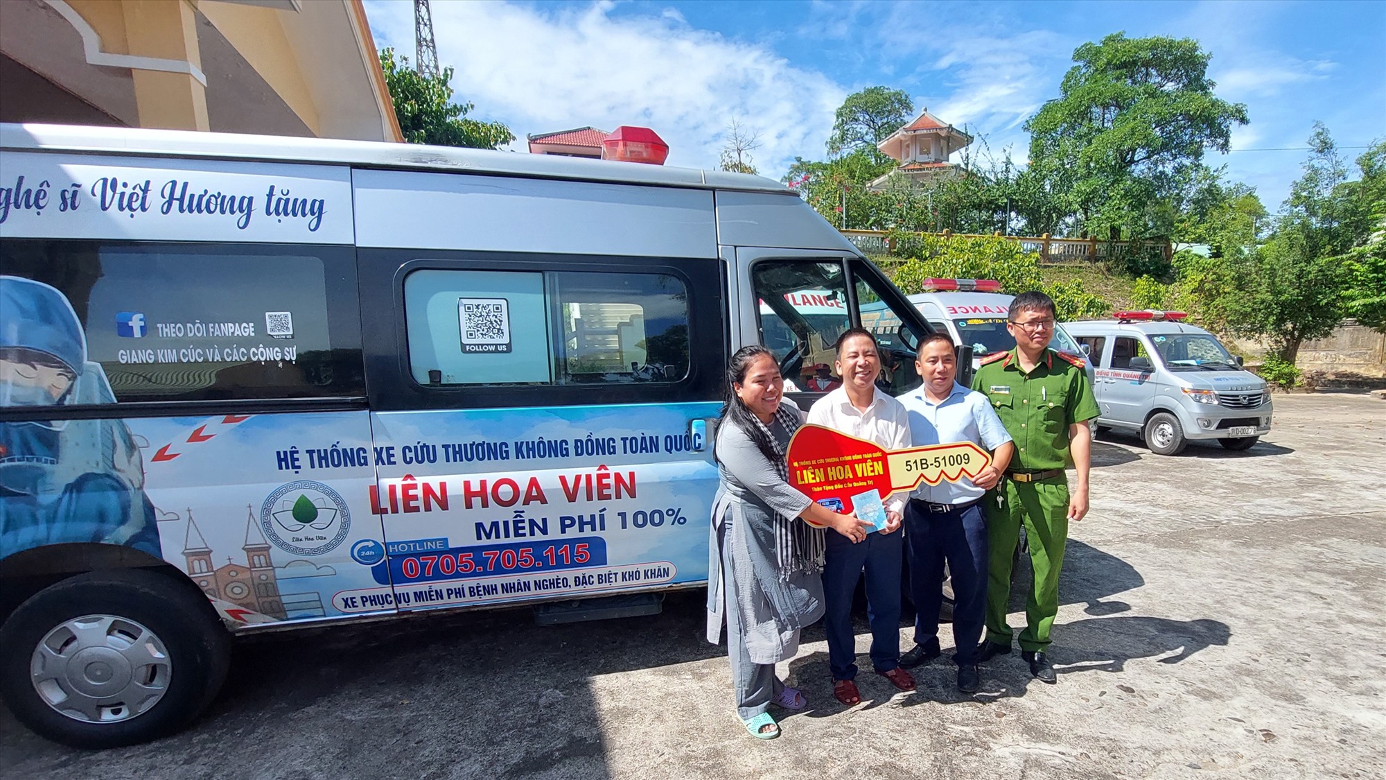 Bàn giao xe cứu thương cho hai anh em Lê Văn Đinh và Lê Văn Mão ở xã Cam Hiếu, huyện Cam Lộ. ảnh: N.T.H