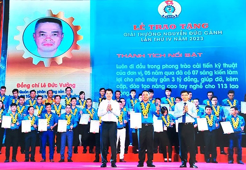 Anh Lê Đức Vưỡng nhận Giải thưởng Nguyễn Đức Cảnh năm 2023 do Tổng Liên đoàn Lao động Việt Nam trao tặng - Ảnh: Đ.V