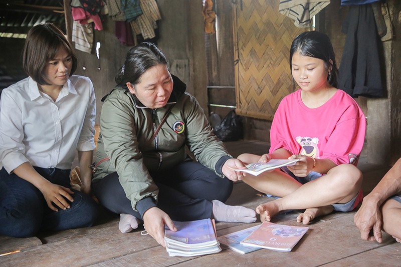 Các giáo viên Trường THCS Thuận đến thăm hỏi, nhắc nhở học sinh trở lại trường - Ảnh: LÊ TRƯỜNG