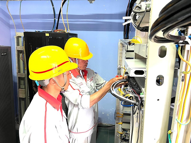 Công nhân kỹ thuật Tập đoàn Viễn thông Quân đội (Viettel) lắp đặt thiết bị cho các trạm phát sóng phục vụ phát triển kinh tế - xã hội của tỉnh -Ảnh: H.T
