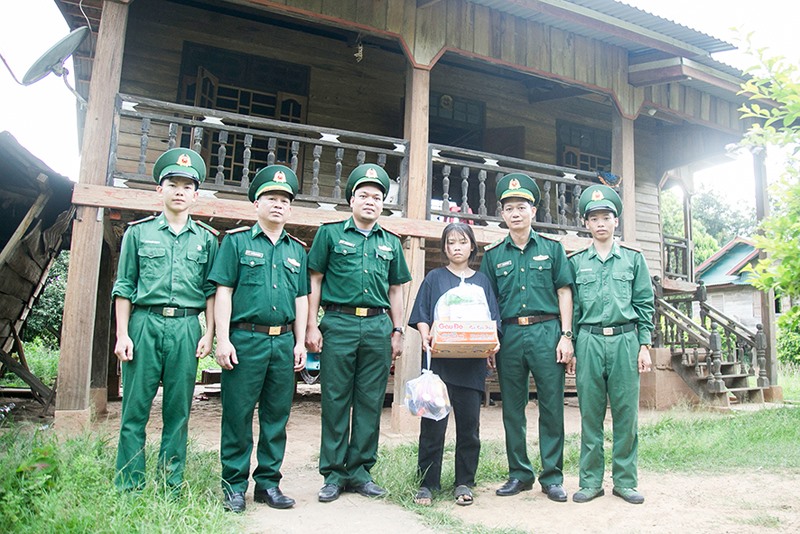 Cán bộ, chiến sĩ Đồn Biên phòng Thanh trao quà, tiền hỗ trợ hằng tháng Chương trình “Nâng bước em tới trường”cho em Hồ Thị Giang, thôn A Ho, xã Thanh - Ảnh: L.T