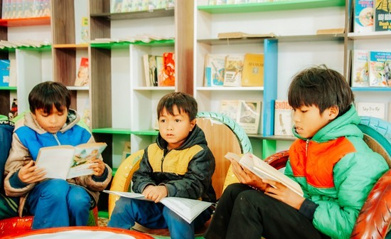 Học sinh Trường Tiểu học và THCS Ba Tầng, xã Ba Tầng, huyện Hướng Hóa đọc sách tại phòng đọc của trường - Ảnh: TRẦN TUYỀN