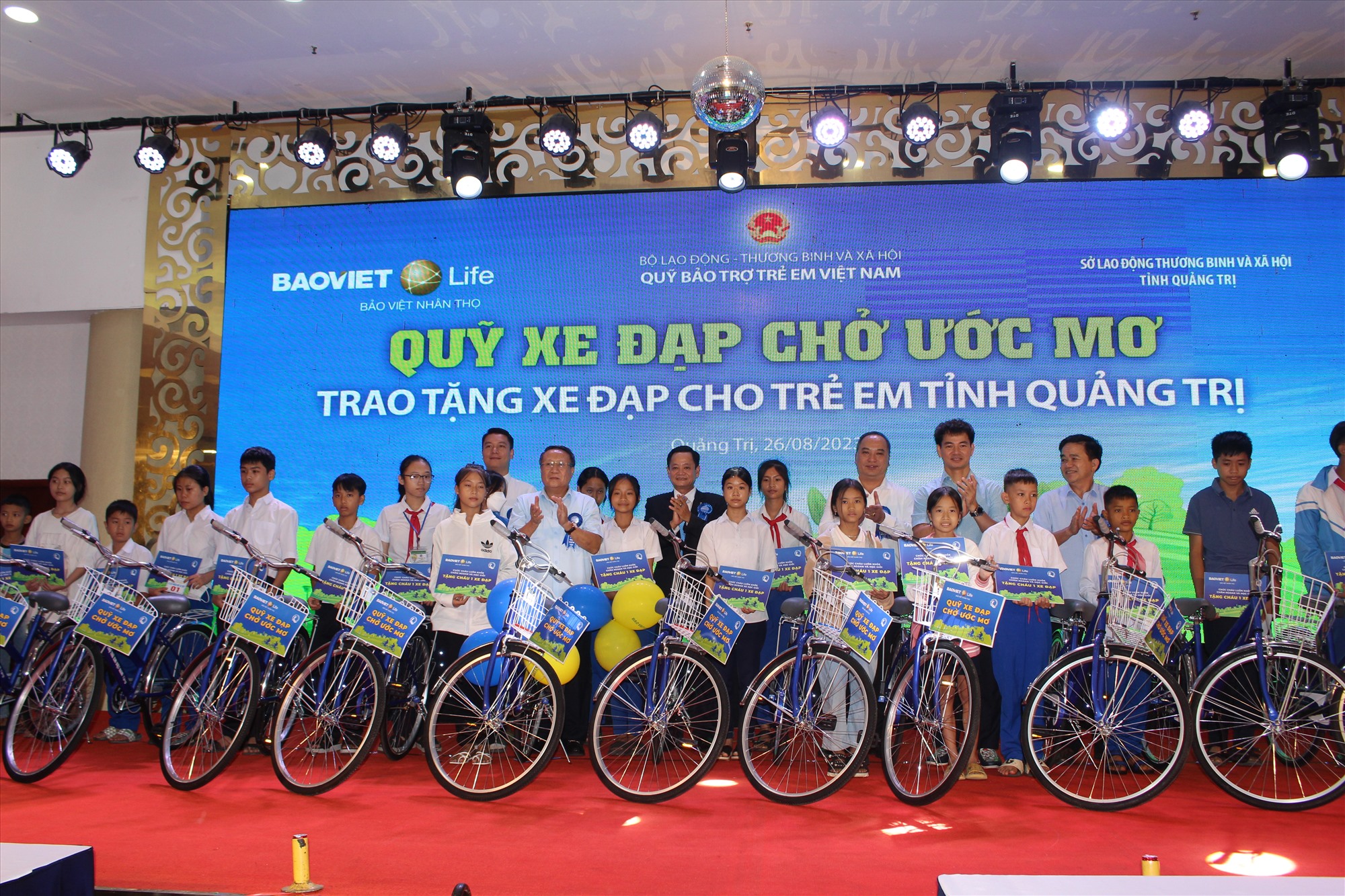 Các đại biểu trao xe đạp cho học sinh có hoàn cảnh khó khăn tại chương trình - Ảnh: T.T