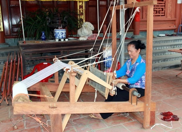 Người dân tập dệt cửi chuẩn bị cho phàn thi dệt vải trên hồ trong lễ hội Thái Bình xướng ca. Ảnh: Nguyễn Lành - TTXVN