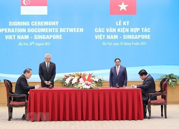 Thủ tướng Phạm Minh Chính và Thủ tướng Singapore Lý Hiển Long chứng kiến ký Công thư trao đổi về việc sửa đổi Hiệp định Khung Kết nối hai nền kinh tế Việt Nam-Singapore (năm 2005). (Ảnh: Dương Giang/TTXVN)