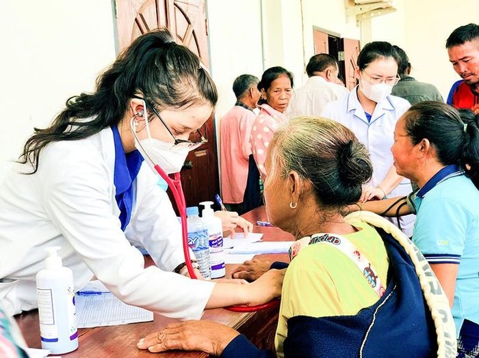 Bác sĩ đoàn tình nguyện khám bệnh cho người dân nước bạn Lào -Ảnh: T.L