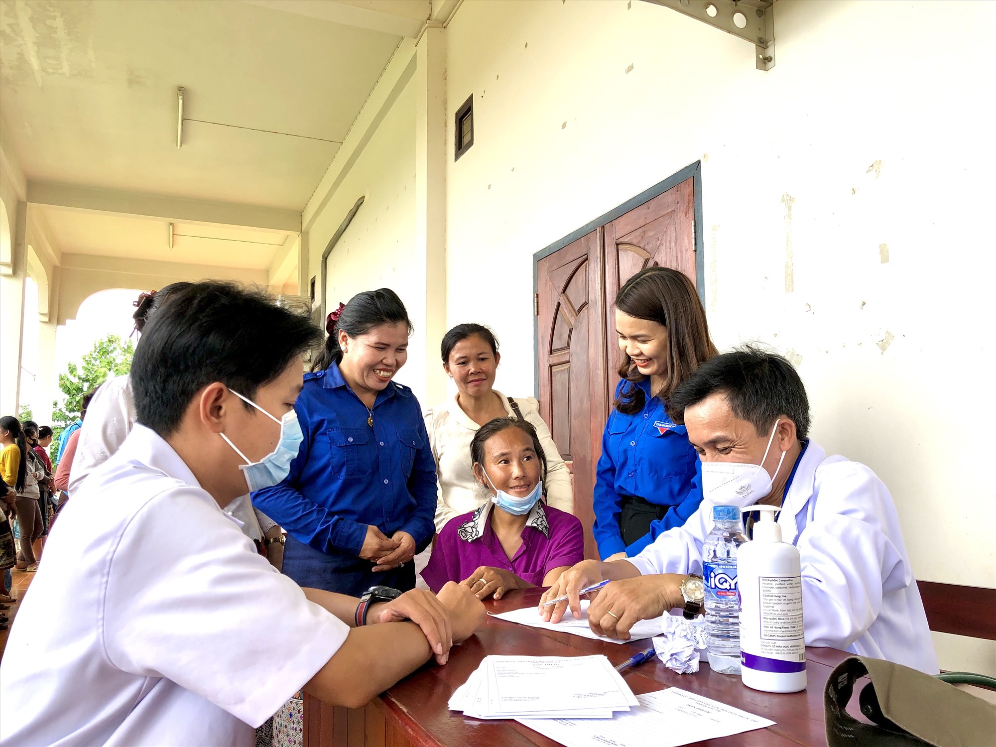 Khám bệnh miễn phí cho người dân tỉnh Savannakhet - Ảnh: Phương Trinh