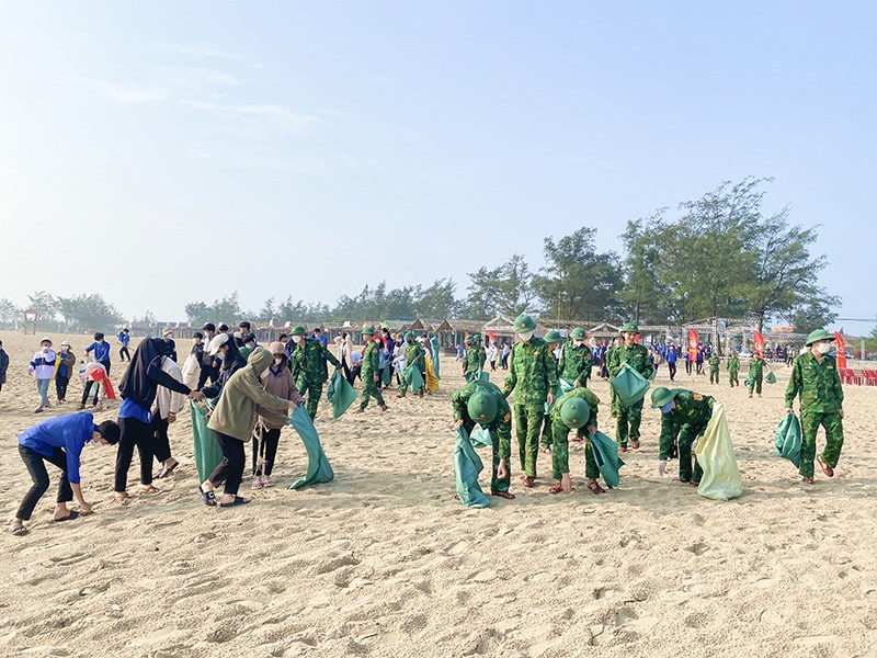 Đoàn viên, thanh niên huyện Gio Linh thu gom rác thải tại bãi biển thị trấn Cửa Việt -Ảnh: H.A
