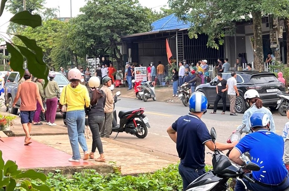 Hiện trường lực lượng chức năng bắt giữ “Quân idol” trong trường hợp khẩn cấp tại 1 quán ăn ở thị trấn Khe Sanh vào ngày 25/8- Ảnh: CTV