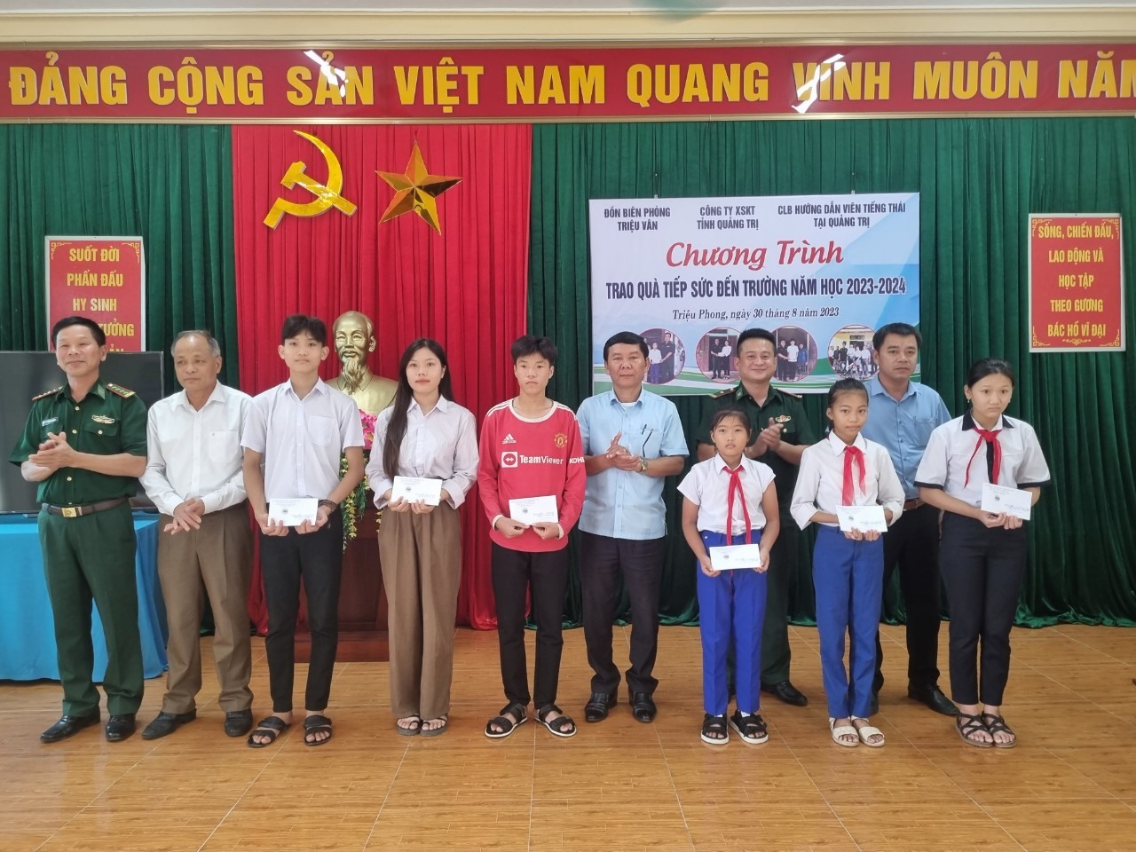 Đại tá Ngô Xuân Thường - Phó Chính ủy BĐBP tỉnh, cùng Lãnh đạo địa phương 03 xã trao học bổng cho các cháu.